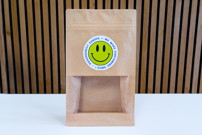 &Eacute;tiquettes et autocollants haut de gamme sur un sachet &agrave; fond plat