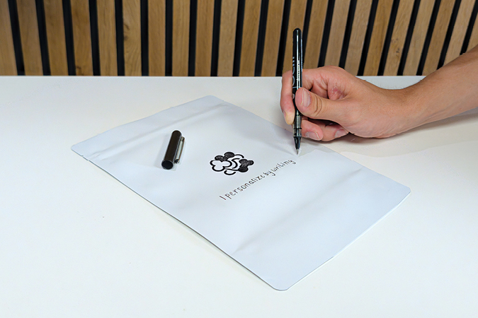 &Eacute;criture manuscrite sur un sachet &agrave; fond plat